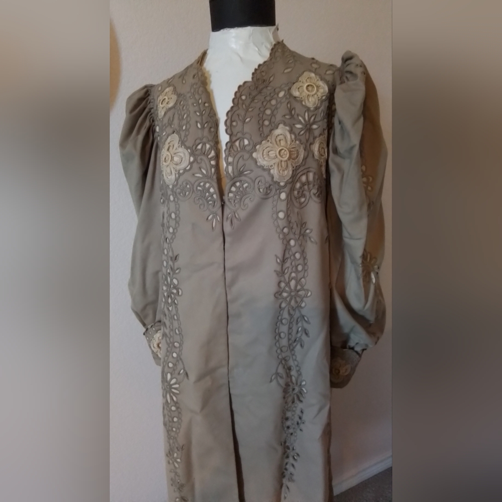 Antique Elegant Embroidered Long Sleeve Coat